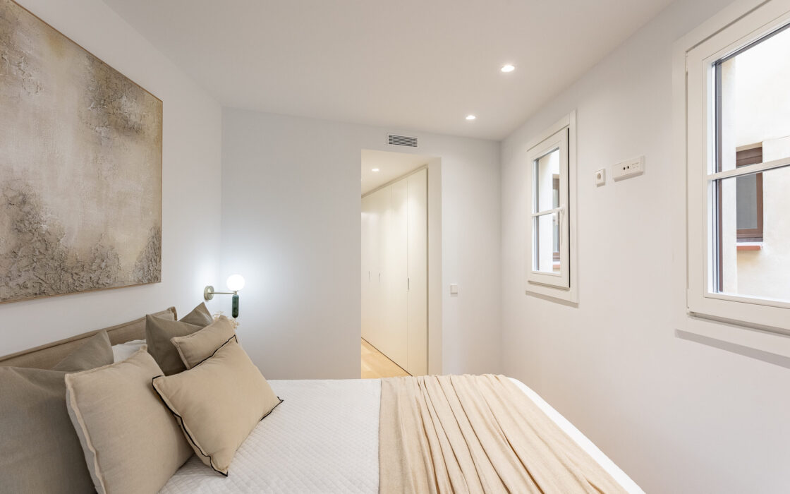 Отреставрированная квартира в центре Барселоны 120 кв.м с террасой