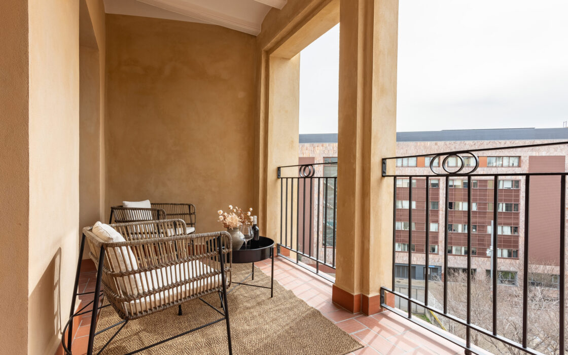 Отреставрированная квартира в центре Барселоны 120 кв.м с террасой