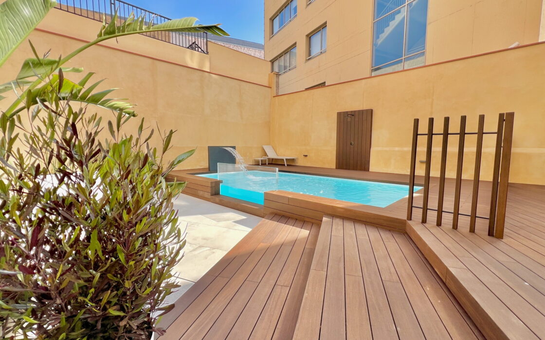 Отреставрированная квартира в центре Барселоны 120 кв.м с террасой