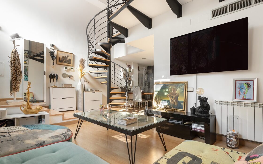 Дуплекс с террасой в спокойном районе Лес-Кортс, Барселона 82 кв.м