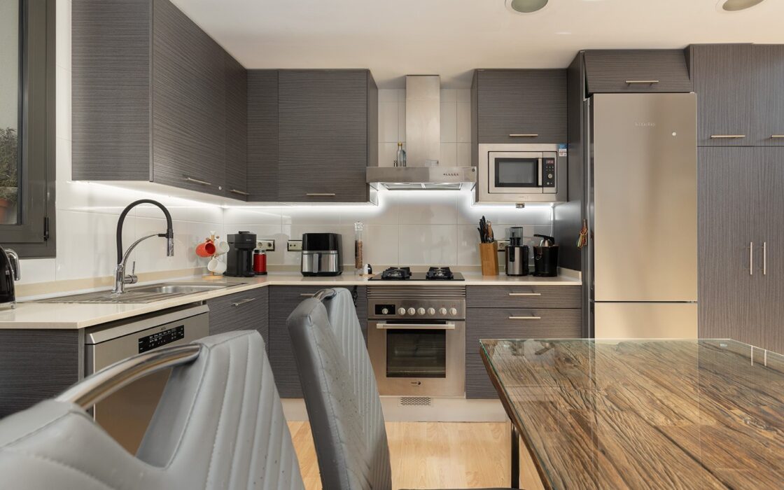 Дуплекс с террасой в спокойном районе Лес-Кортс, Барселона 82 кв.м