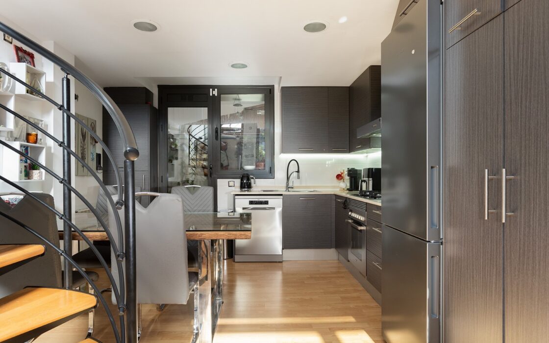 Дуплекс с террасой в спокойном районе Лес-Кортс, Барселона 82 кв.м