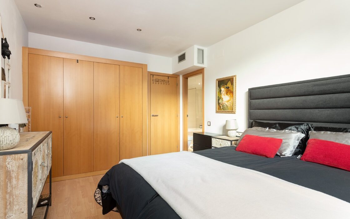 Дуплекс с террасой в спокойном районе Лес-Кортс, Барселона 82 кв.м