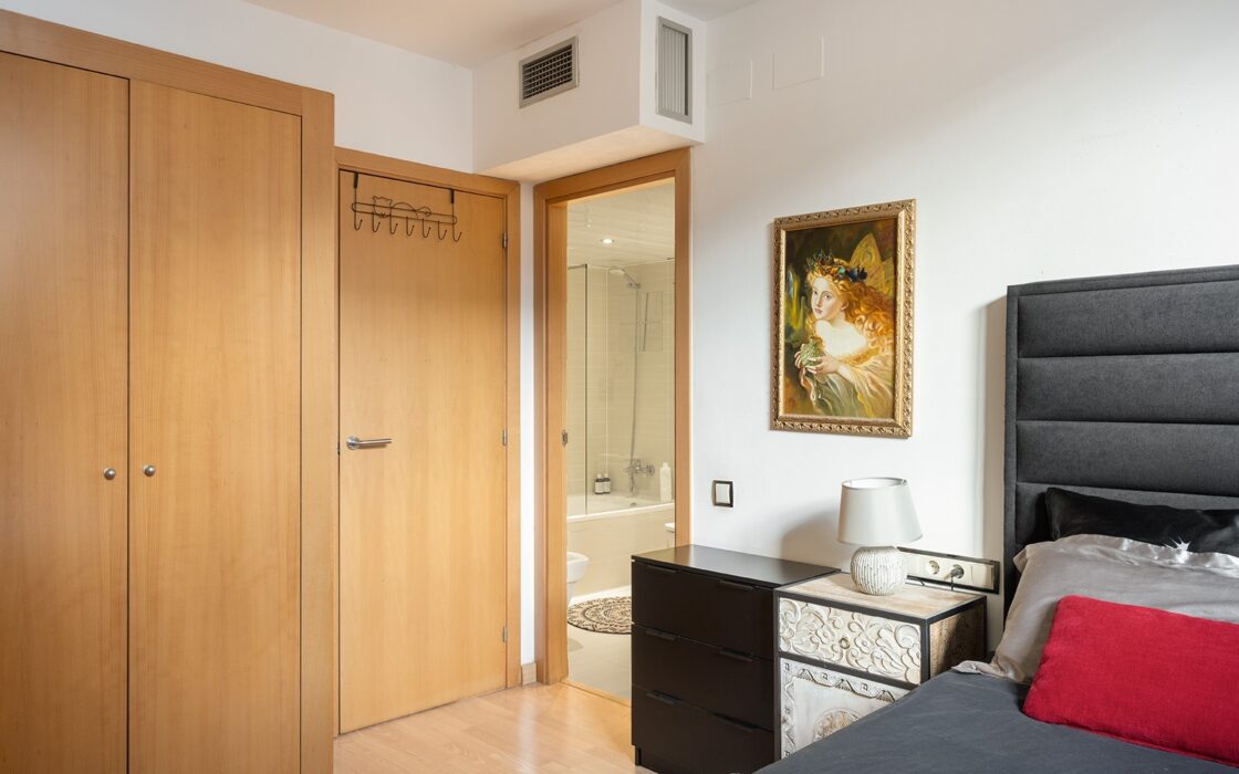 Дуплекс с террасой в спокойном районе Лес-Кортс, Барселона 82 кв.м