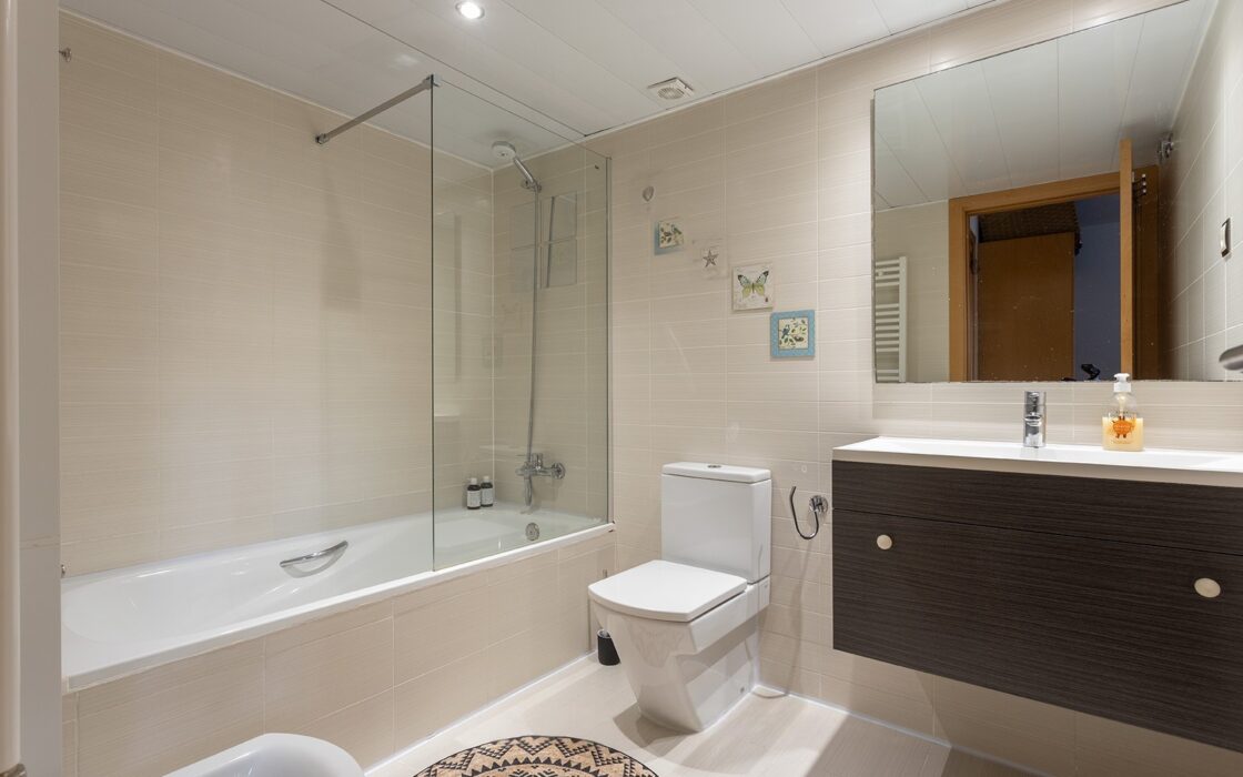 Дуплекс с террасой в спокойном районе Лес-Кортс, Барселона 82 кв.м