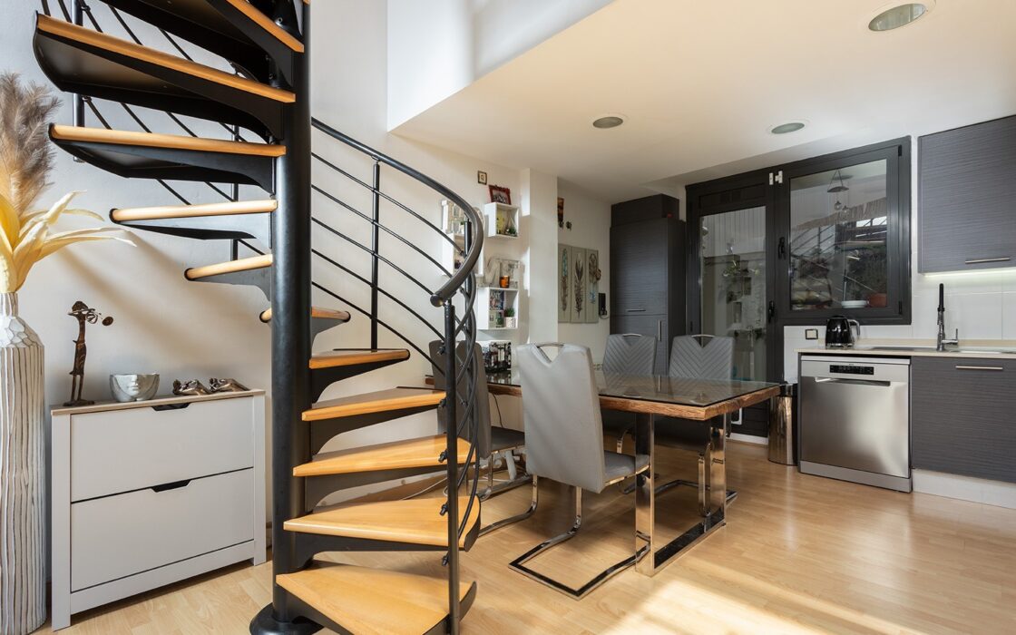 Дуплекс с террасой в спокойном районе Лес-Кортс, Барселона 82 кв.м