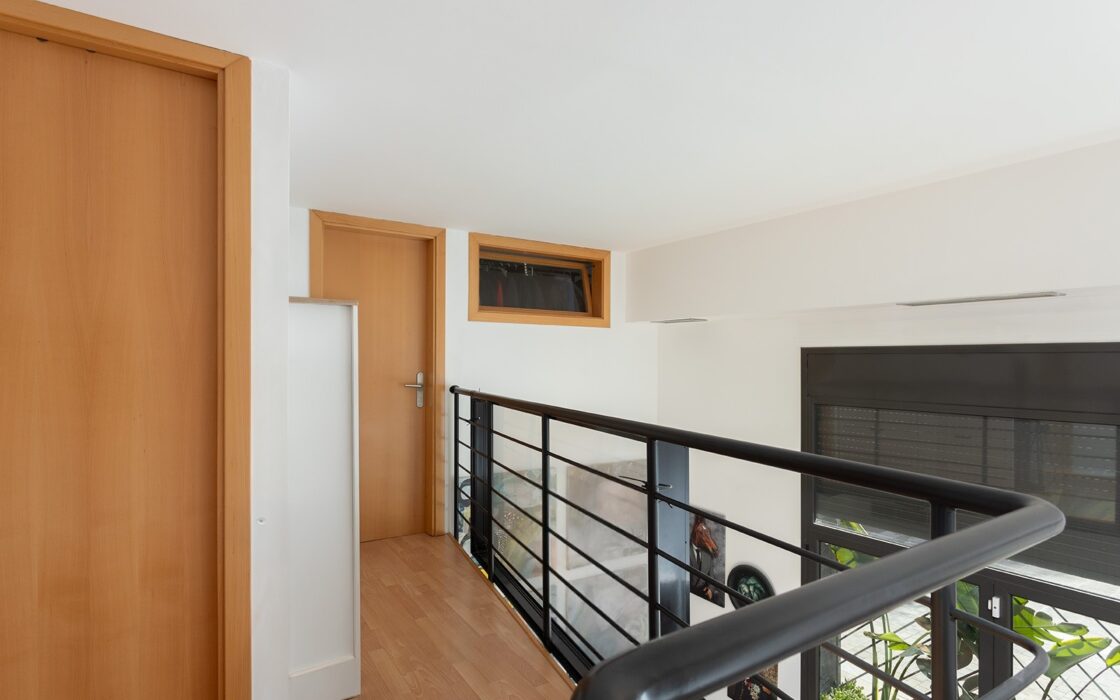 Дуплекс с террасой в спокойном районе Лес-Кортс, Барселона 82 кв.м