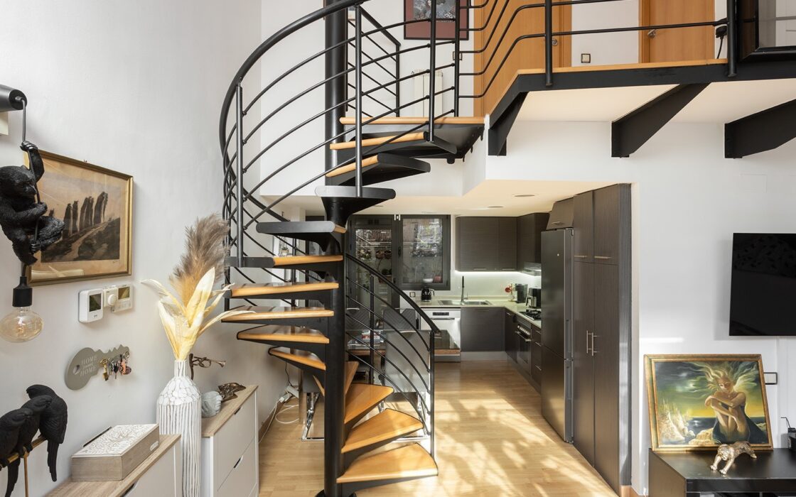 Дуплекс с террасой в спокойном районе Лес-Кортс, Барселона 82 кв.м