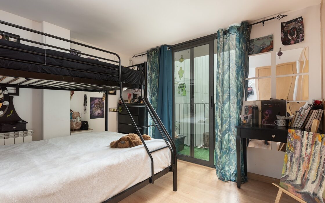 Дуплекс с террасой в спокойном районе Лес-Кортс, Барселона 82 кв.м