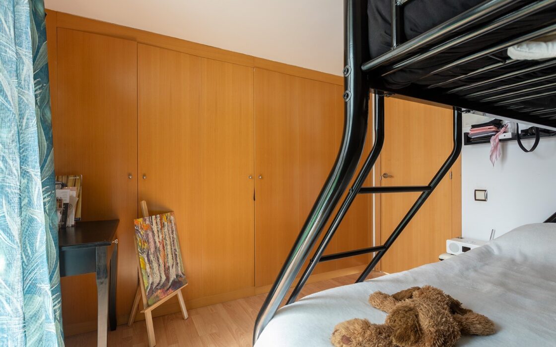 Дуплекс с террасой в спокойном районе Лес-Кортс, Барселона 82 кв.м