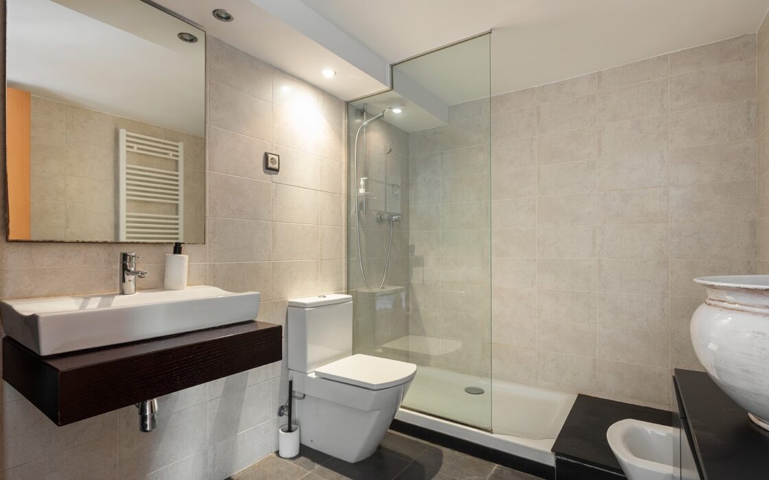 Дуплекс с террасой в спокойном районе Лес-Кортс, Барселона 82 кв.м