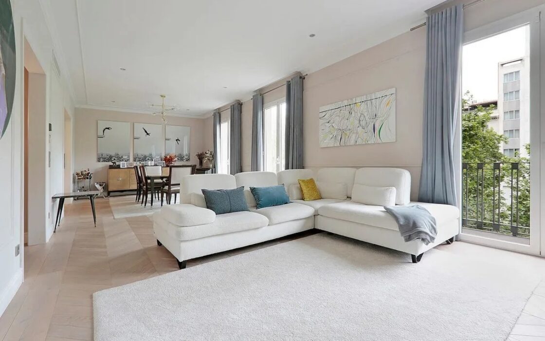 Просторная квартира 222 кв.м с балконами в Барселоне