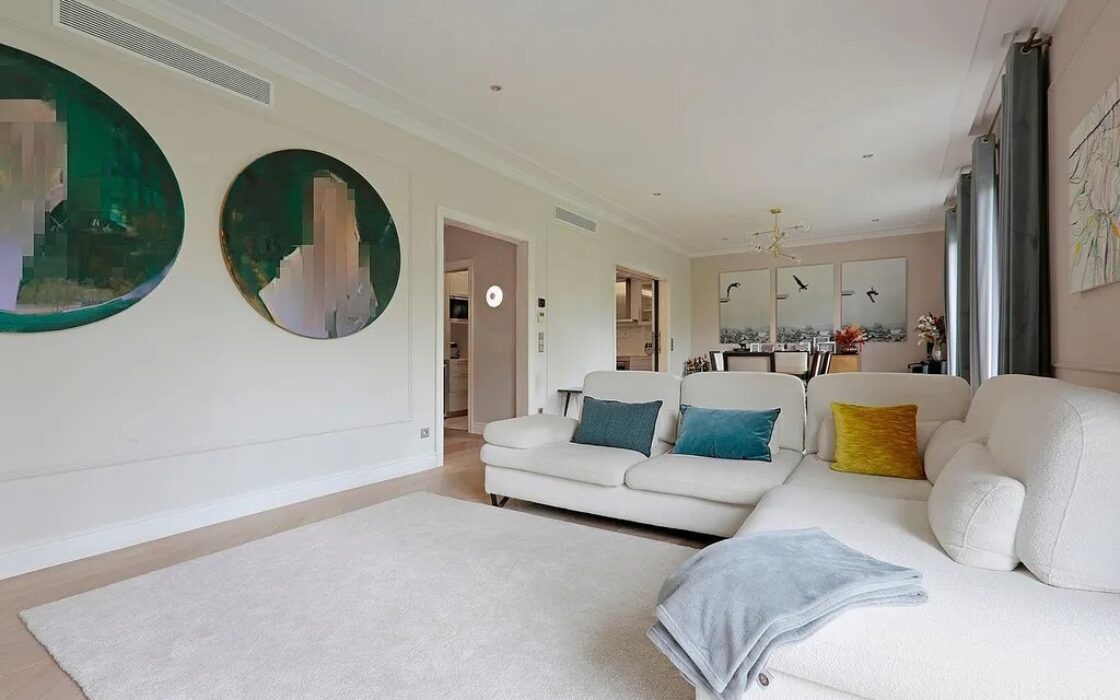 Просторная квартира 222 кв.м с балконами в Барселоне