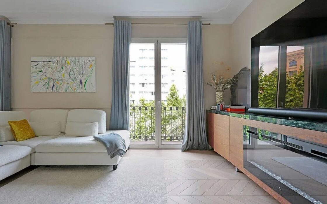 Просторная квартира 222 кв.м с балконами в Барселоне