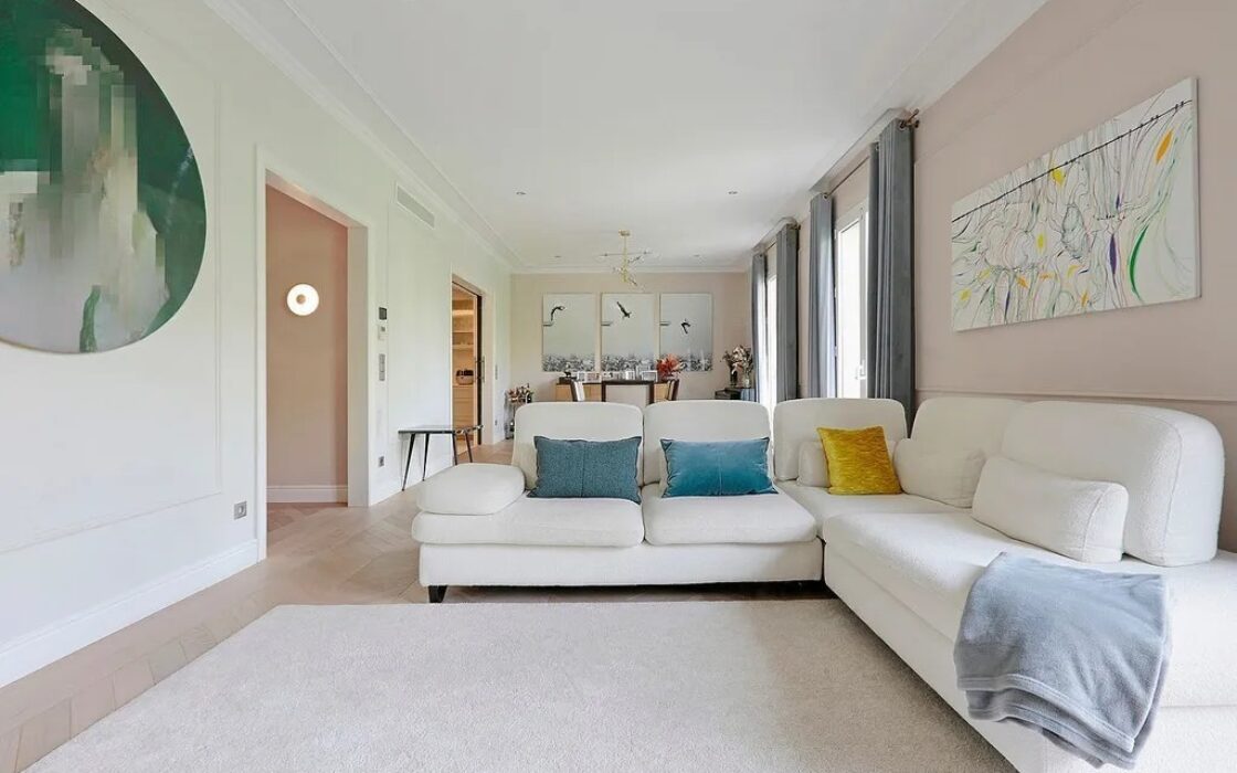 Просторная квартира 222 кв.м с балконами в Барселоне