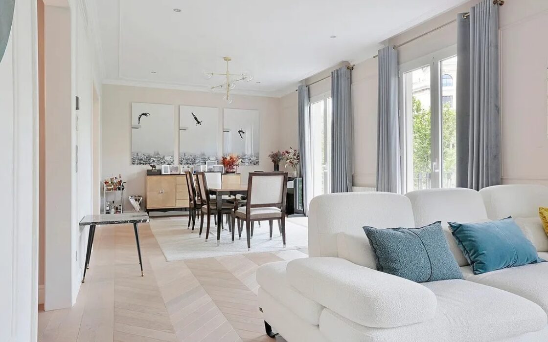 Просторная квартира 222 кв.м с балконами в Барселоне