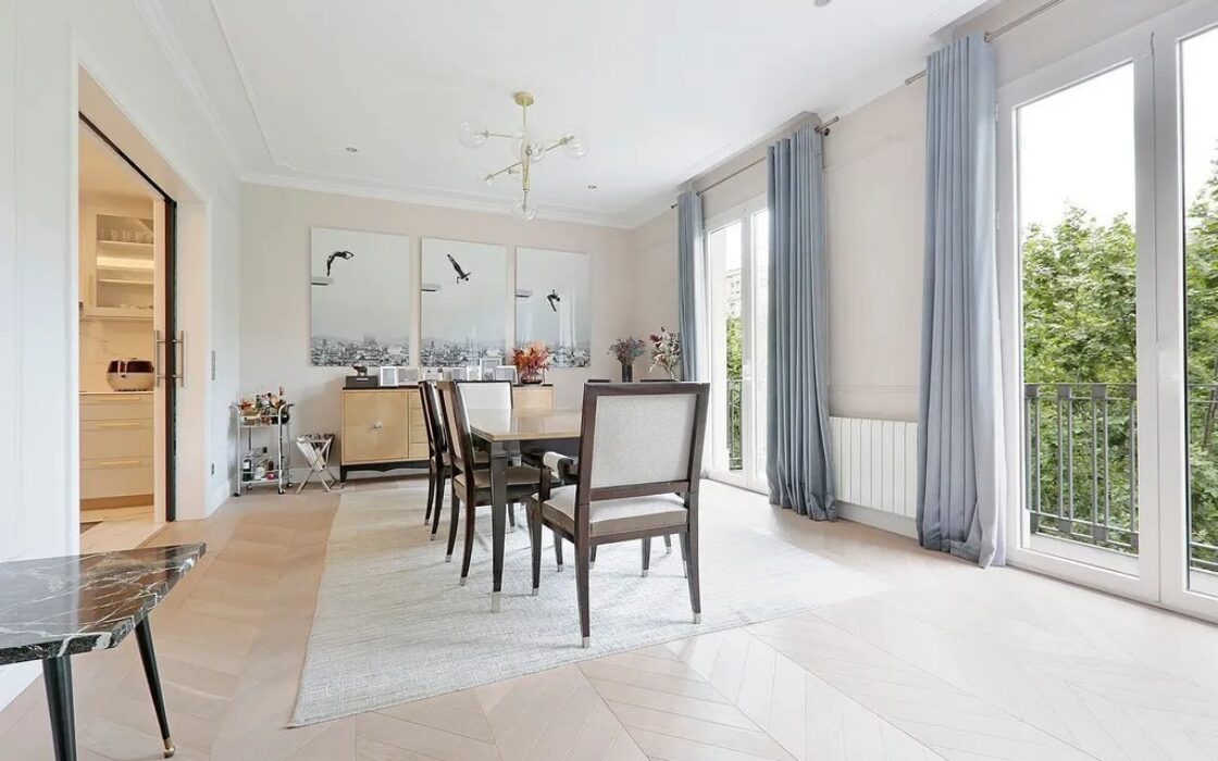 Просторная квартира 222 кв.м с балконами в Барселоне