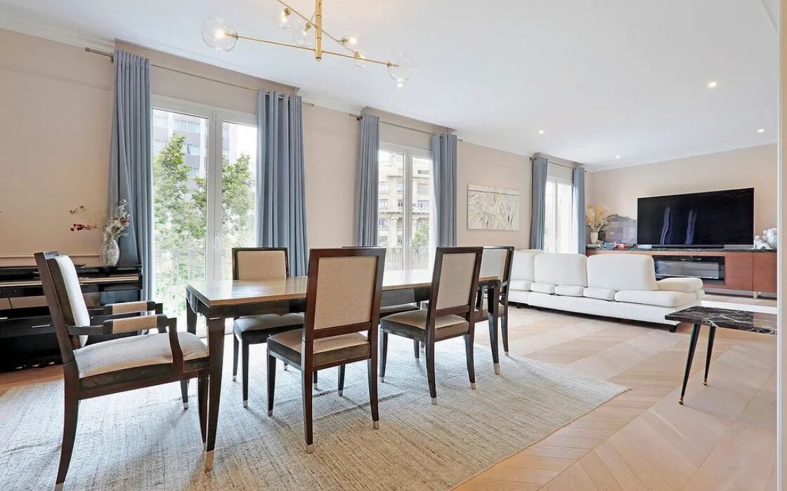 Просторная квартира 222 кв.м с балконами в Барселоне