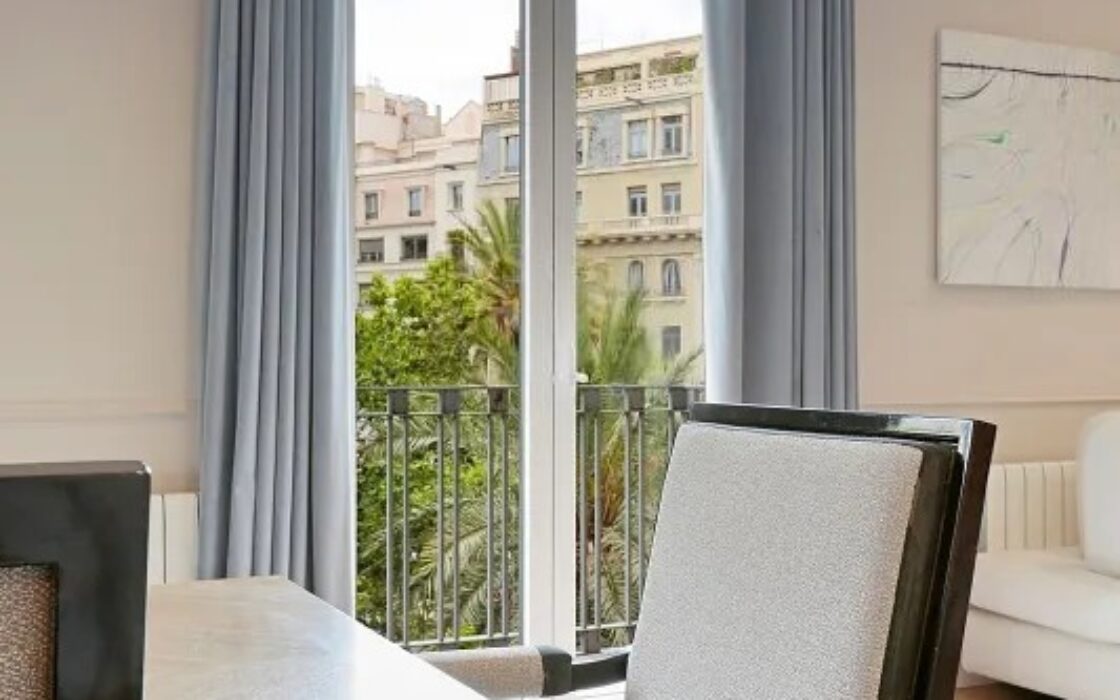 Просторная квартира 222 кв.м с балконами в Барселоне