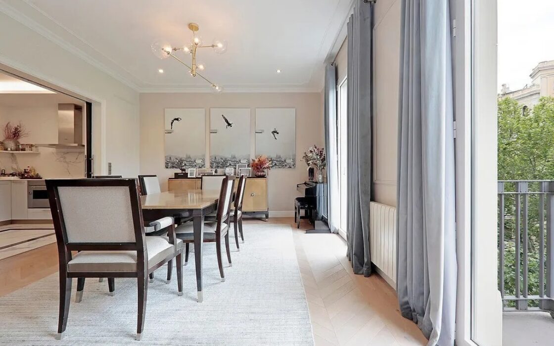 Просторная квартира 222 кв.м с балконами в Барселоне