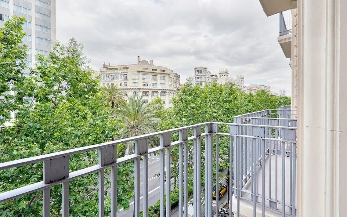 Просторная квартира 222 кв.м с балконами в Барселоне