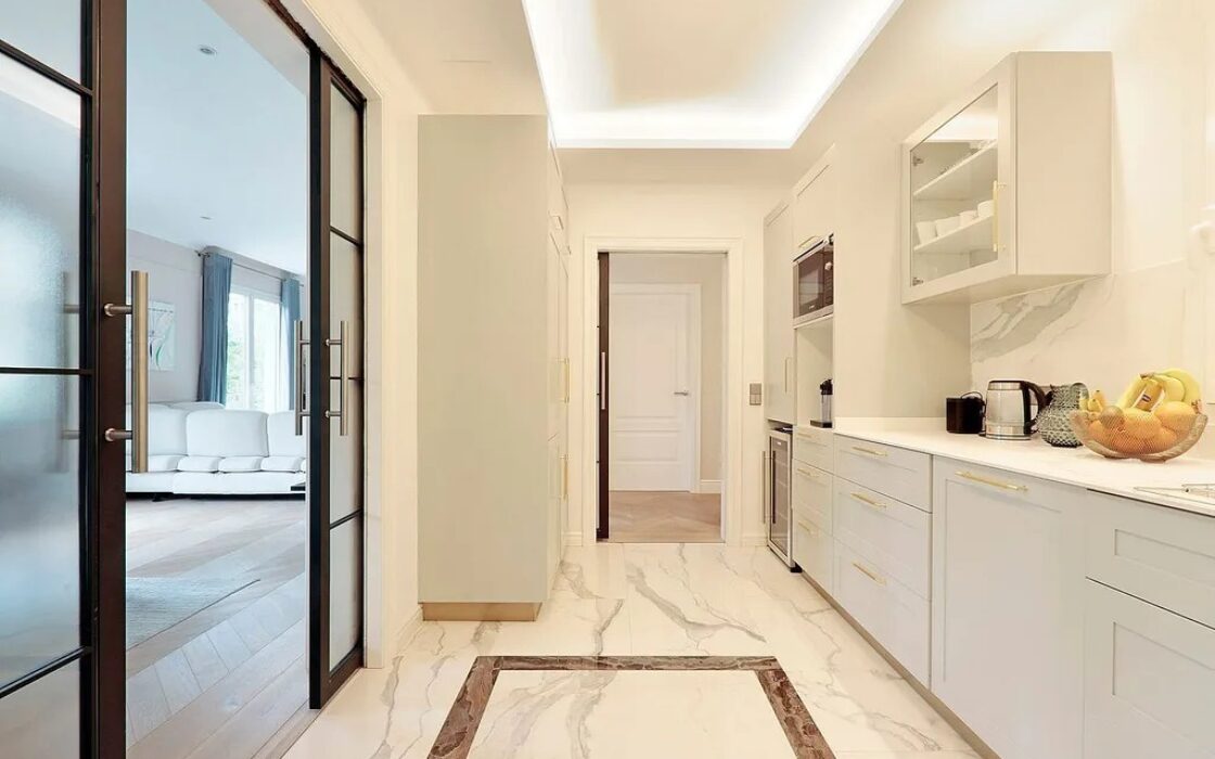 Просторная квартира 222 кв.м с балконами в Барселоне