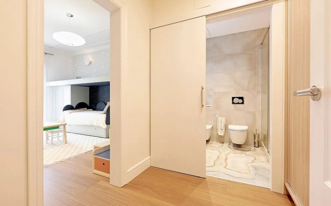 Просторная квартира 222 кв.м с балконами в Барселоне