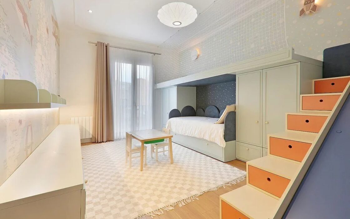 Просторная квартира 222 кв.м с балконами в Барселоне