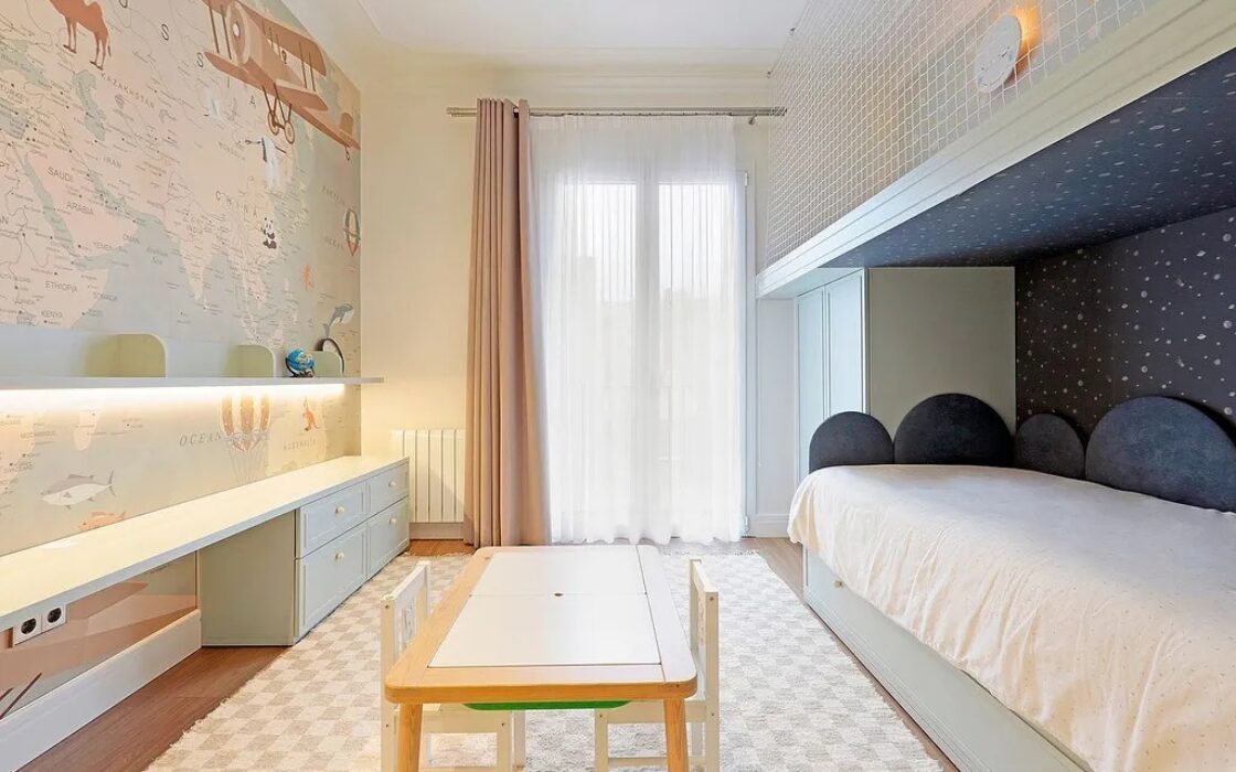 Просторная квартира 222 кв.м с балконами в Барселоне