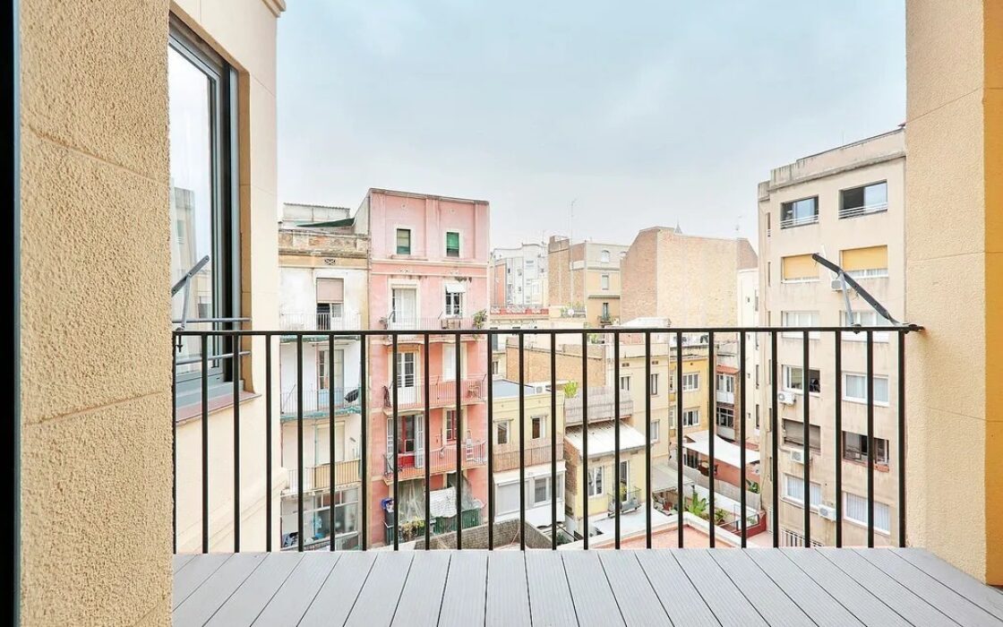 Просторная квартира 222 кв.м с балконами в Барселоне