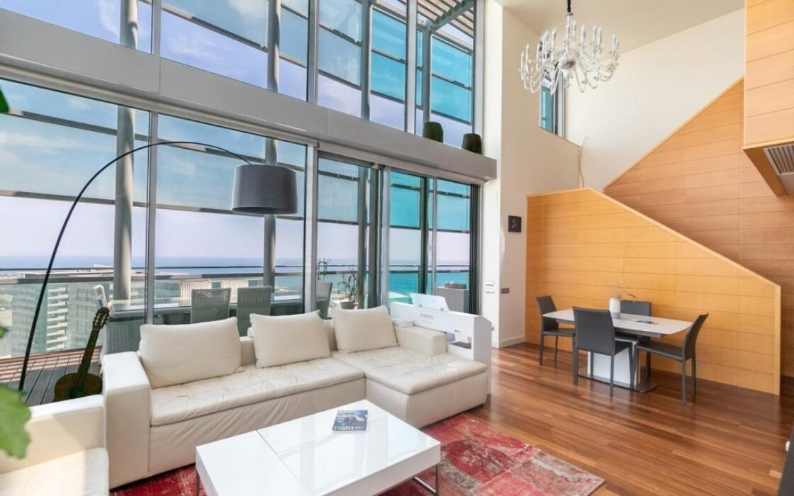 Двухуровневый пентхаус 153 кв.м с видом на море в Барселоне