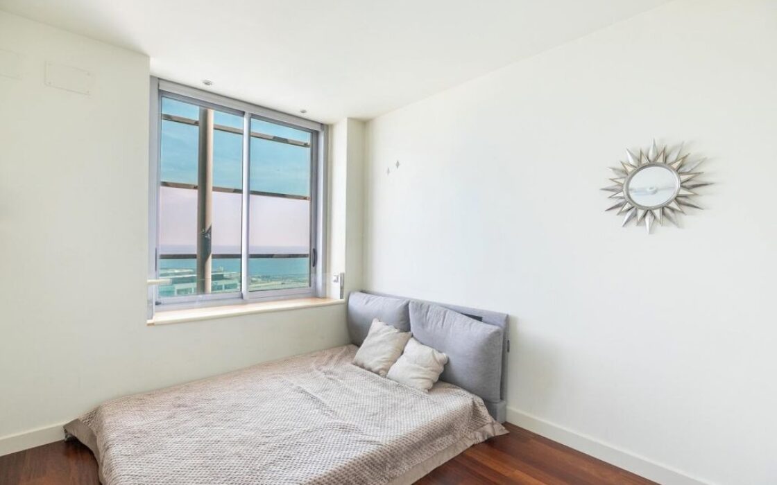 Двухуровневый пентхаус 153 кв.м с видом на море в Барселоне