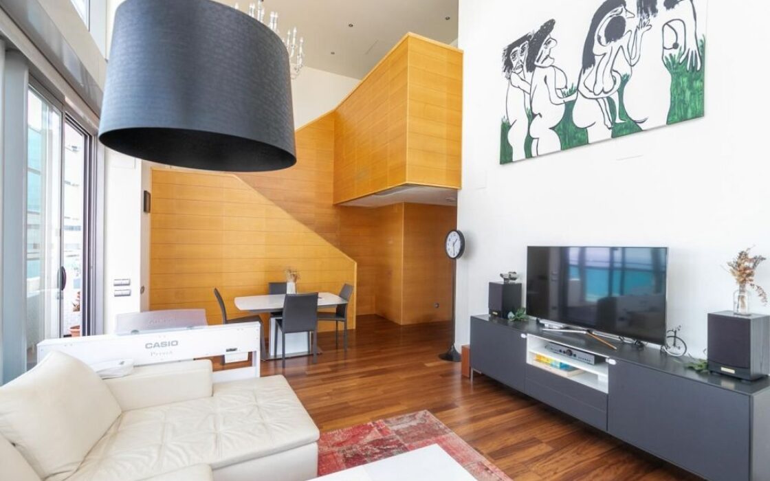 Двухуровневый пентхаус 153 кв.м с видом на море в Барселоне