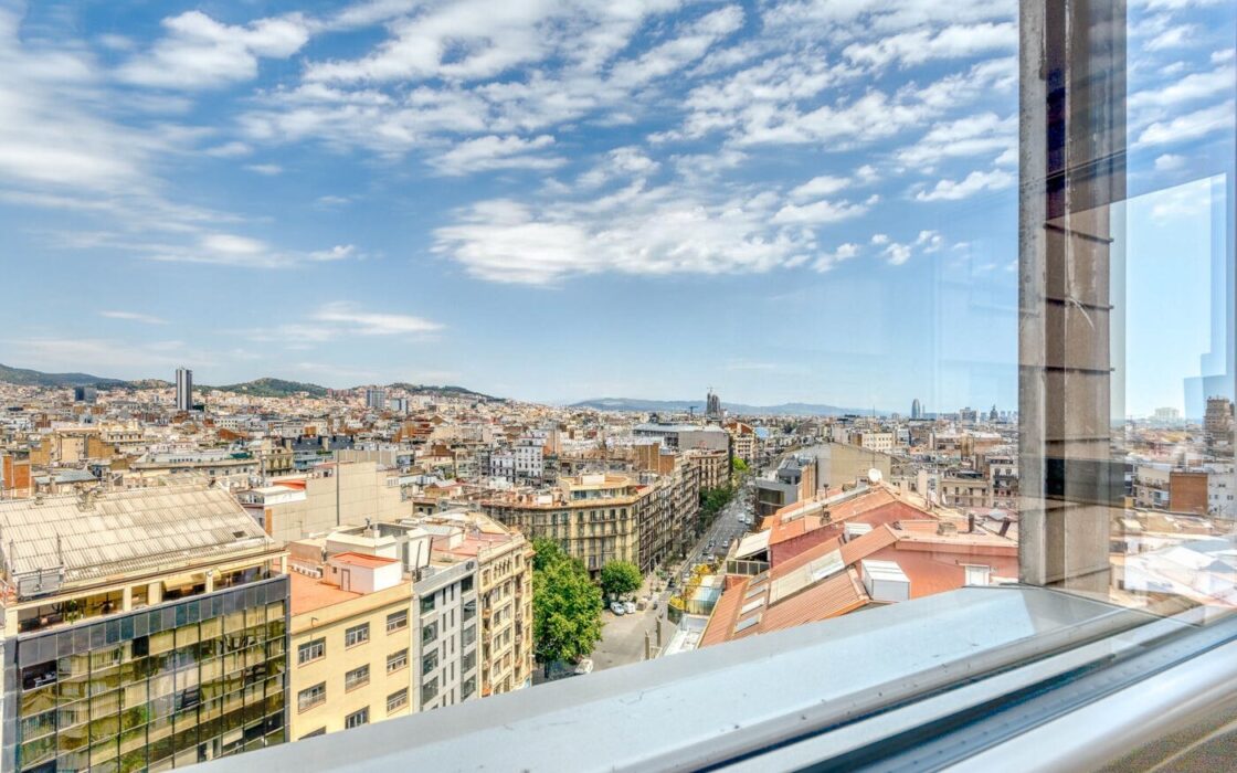 Элегантная квартира с панорамным видом в центре Барселоны