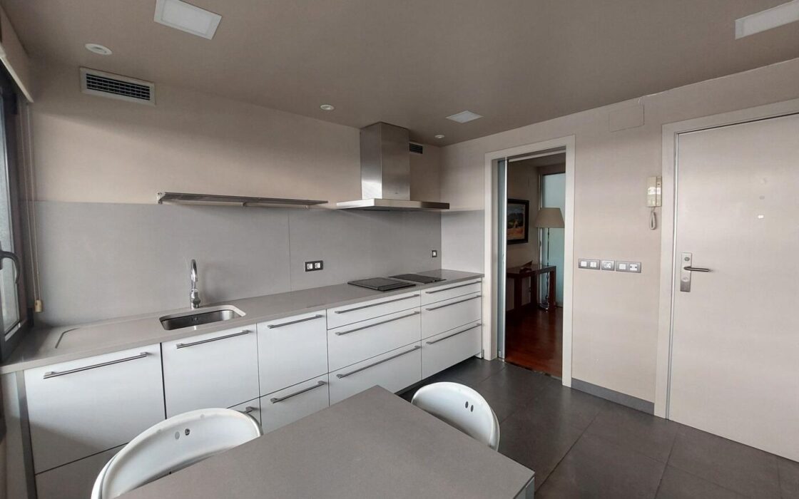 Елегантна квартира 90 кв.м в престижному районі Барселони