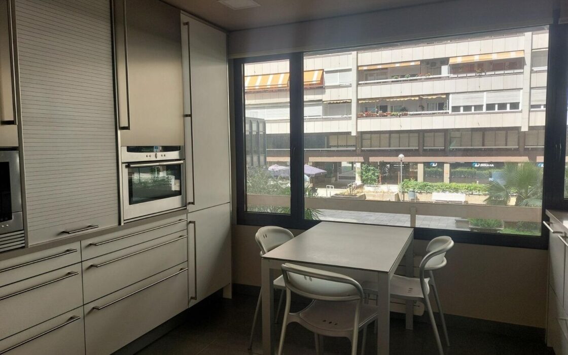 Елегантна квартира 90 кв.м в престижному районі Барселони