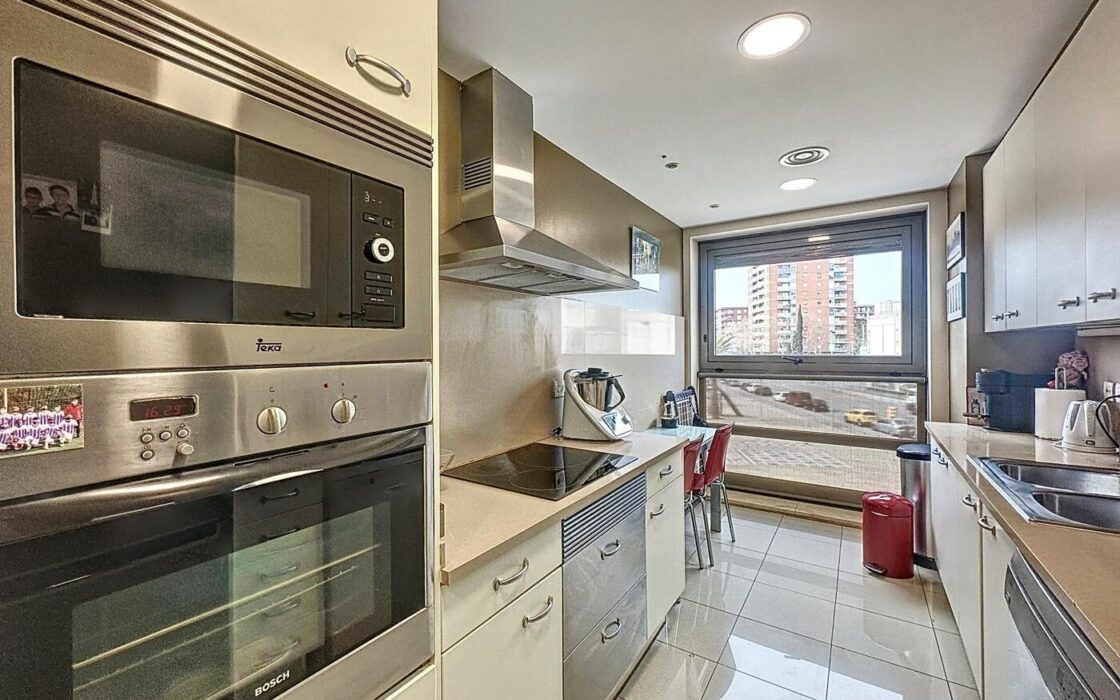 Квартира 3 кімнати в Барселоні біля моря з терасою 30 кв.м