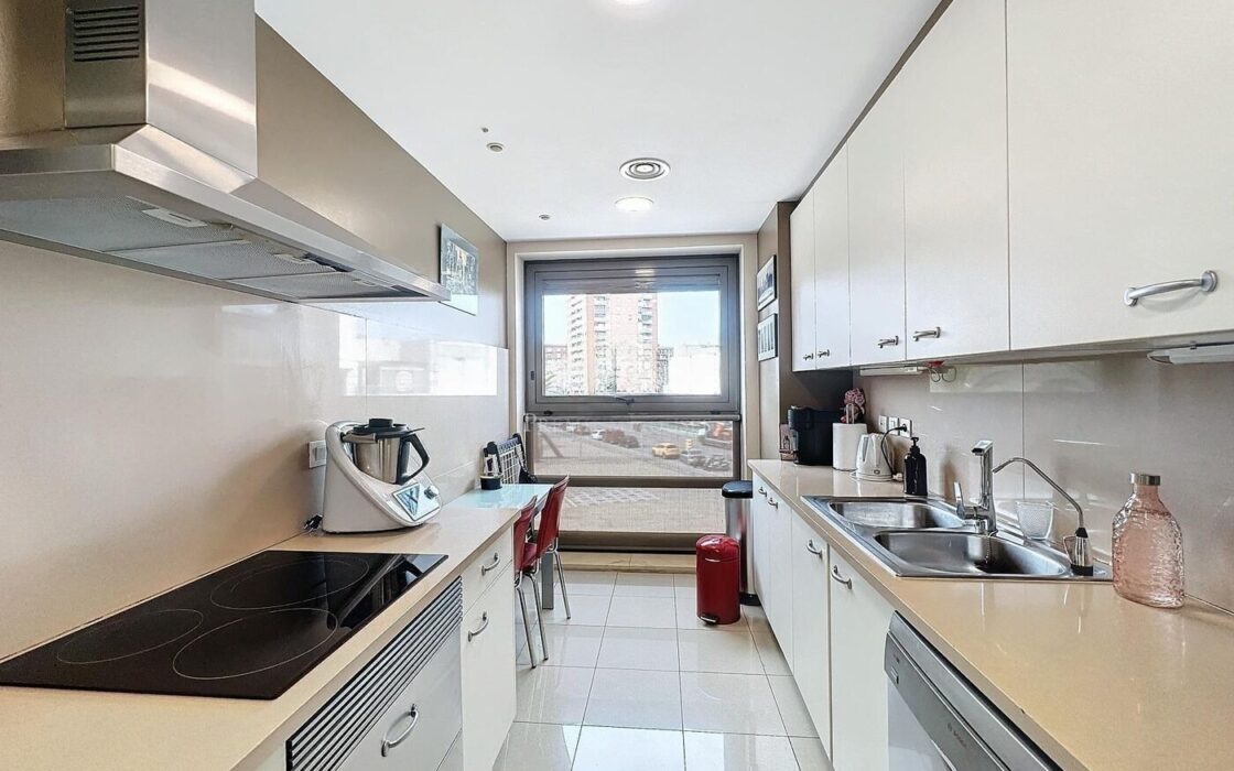 Квартира 3 кімнати в Барселоні біля моря з терасою 30 кв.м