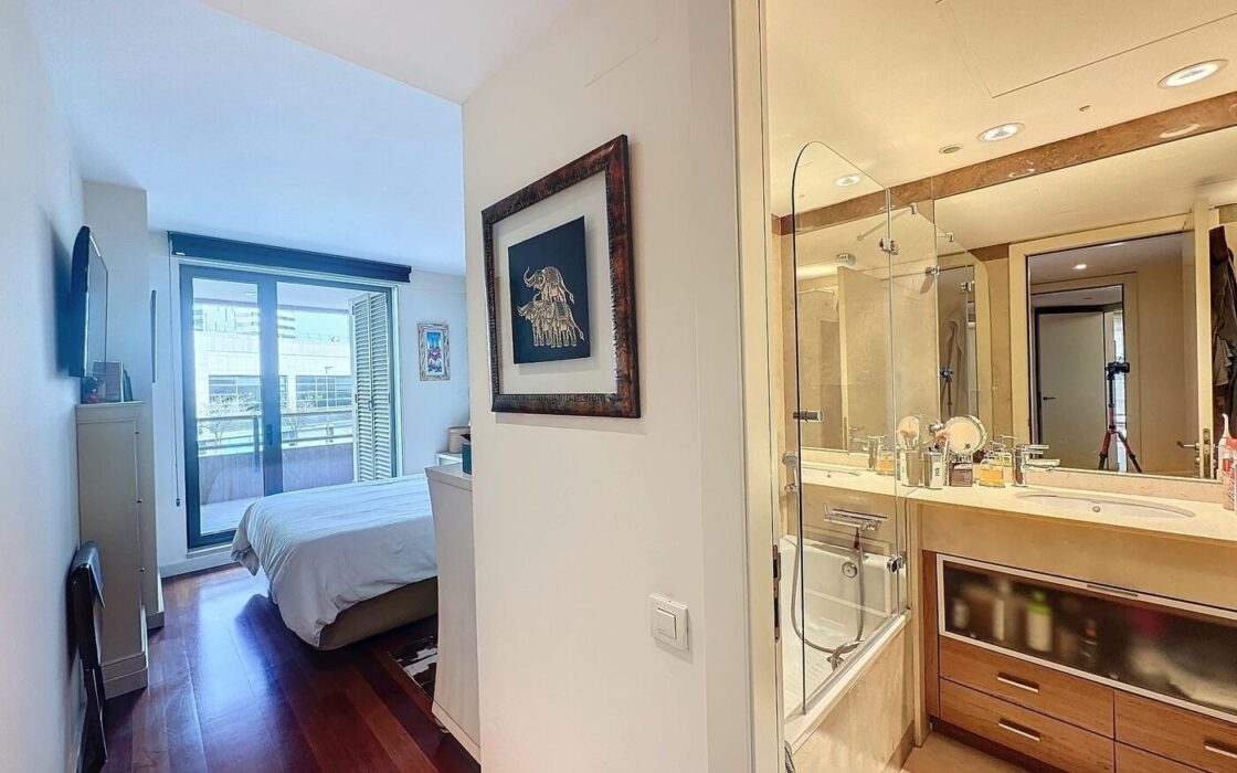 Квартира 3 кімнати в Барселоні біля моря з терасою 30 кв.м