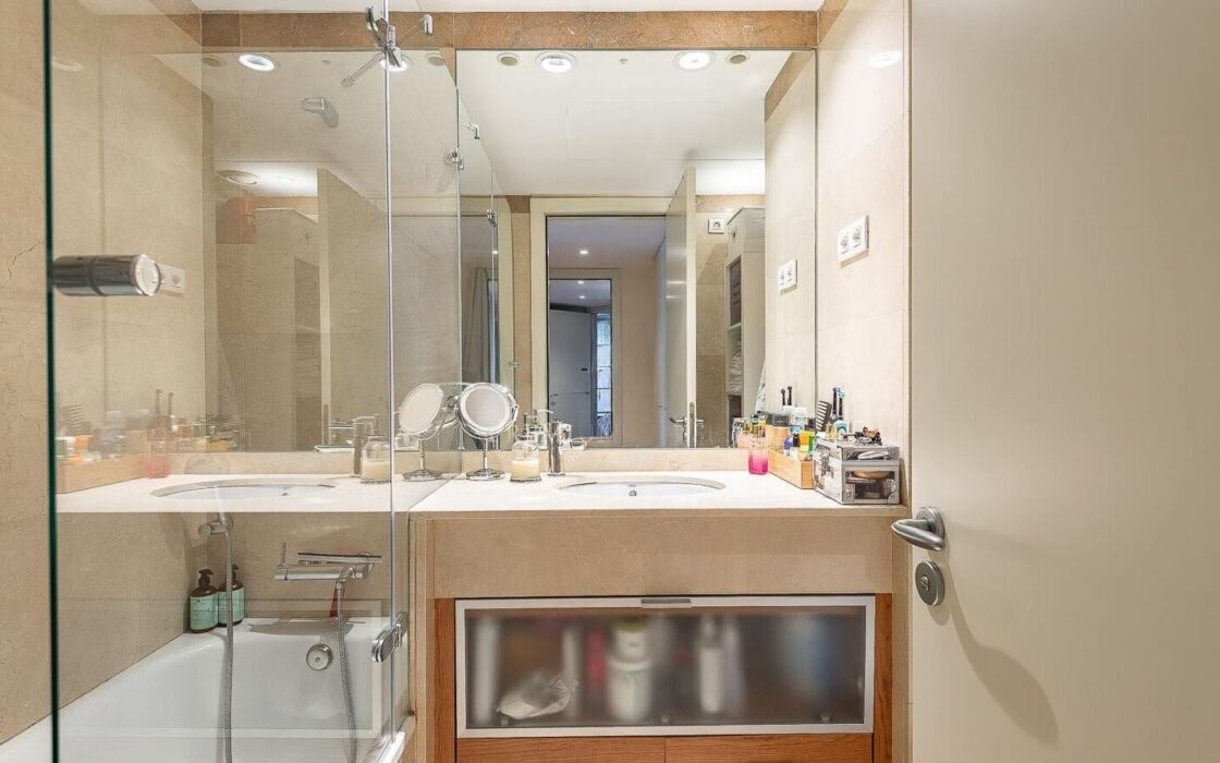 Квартира 3 кімнати в Барселоні біля моря з терасою 30 кв.м