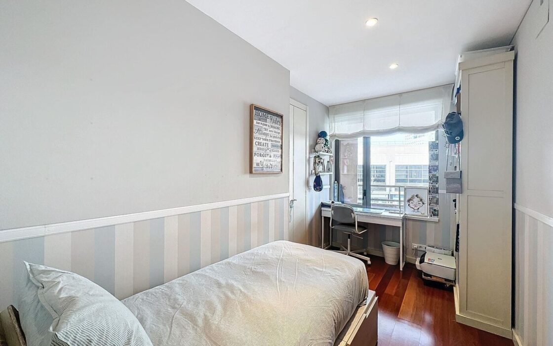 Квартира 3 кімнати в Барселоні біля моря з терасою 30 кв.м