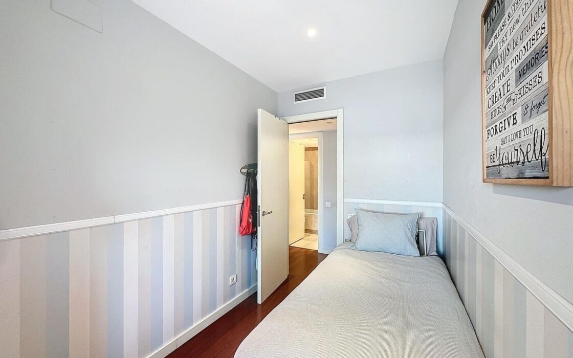 Квартира 3 кімнати в Барселоні біля моря з терасою 30 кв.м