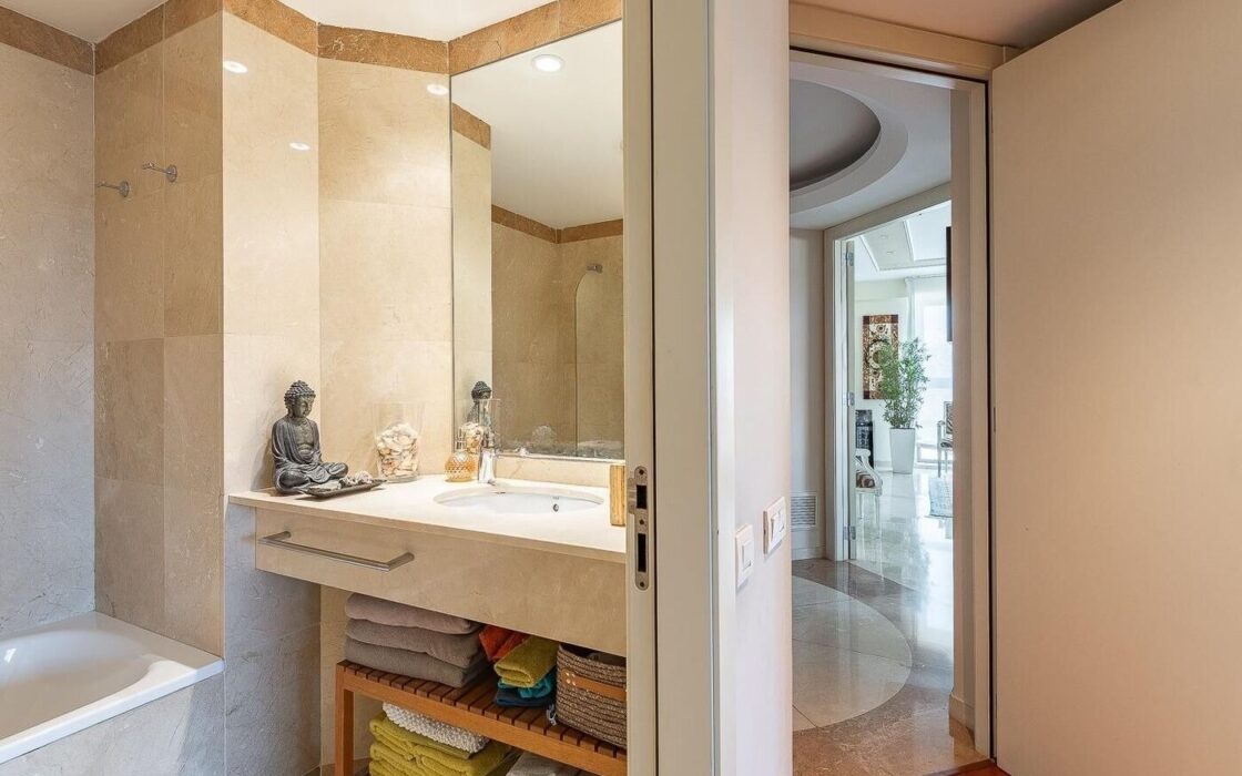 Квартира 3 кімнати в Барселоні біля моря з терасою 30 кв.м