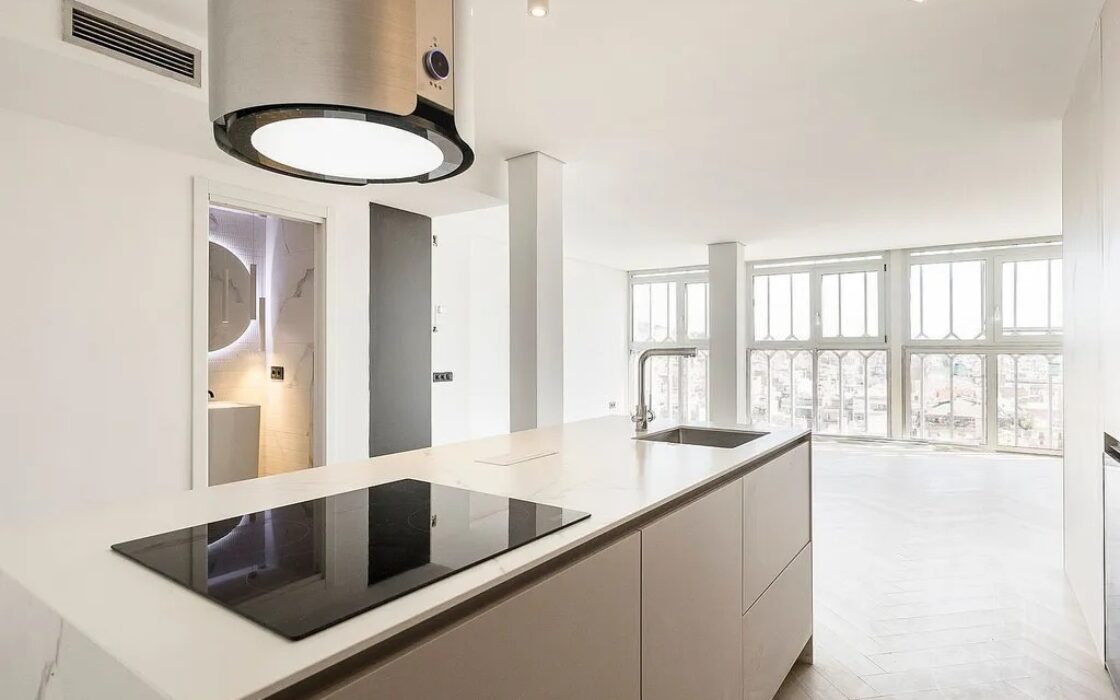 Ексклюзивна квартира 95 кв.м з панорамними видами в Барселоні