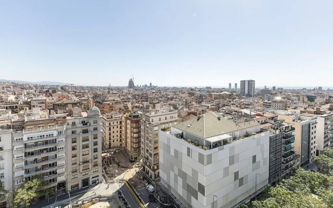 Ексклюзивна квартира 95 кв.м з панорамними видами в Барселоні
