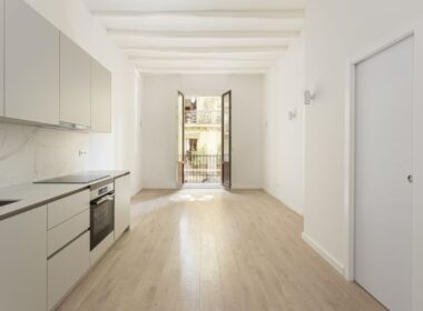 Реновированная квартира с балкон в Побле Сек, Барселона 54 кв.м.