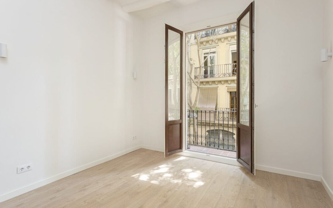 Реновированная квартира с балкон в Побле Сек, Барселона 54 кв.м.