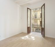 Реновированная квартира с балкон в Побле Сек, Барселона 54 кв.м.