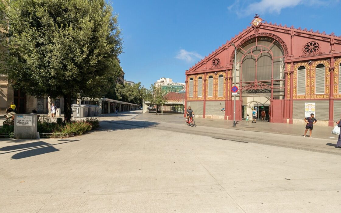 Реновированная квартира с балкон в Побле Сек, Барселона 54 кв.м.