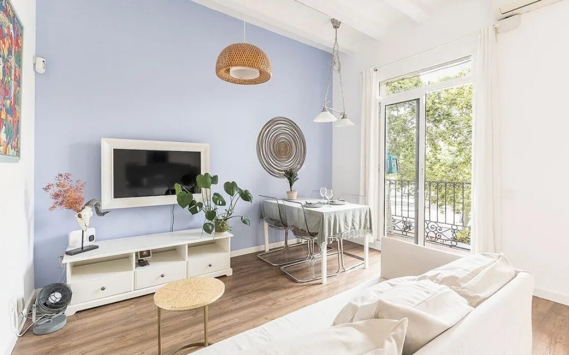 Отремонтированная квартира в Барселоне у моря, 2 комнаты